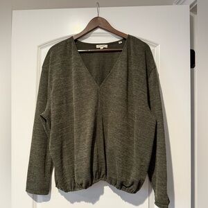 NWOT Max Studio London Women V-neck long sleeves green top